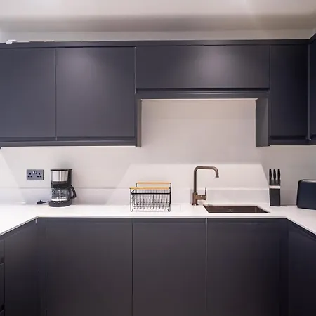 Modern 4-bedroom Townhouse In Gated Community Near Leeds Centre Apartment Leeds (West Yorkshire)