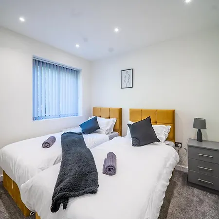 Modern 4-bedroom Townhouse In Gated Community Near Leeds Centre Apartment *