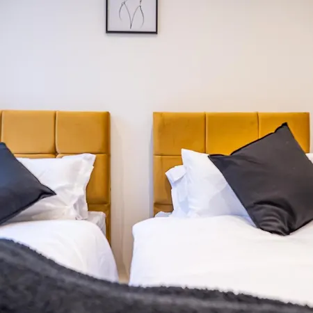 Modern 4-bedroom Townhouse In Gated Community Near Leeds Centre Leeds (West Yorkshire)