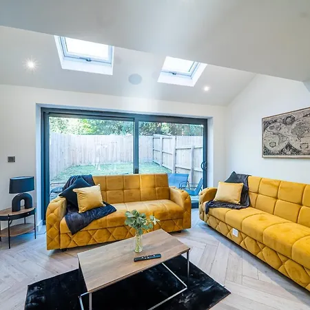 Modern 4-bedroom Townhouse In Gated Community Near Leeds Centre Apartment *