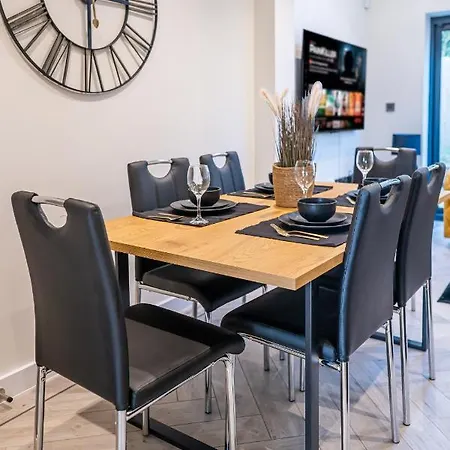 Apartment Modern 4-bedroom Townhouse In Gated Community Near Leeds Centre