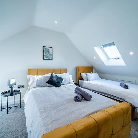 Apartment Modern 4-bedroom Townhouse In Gated Community Near Leeds Centre *