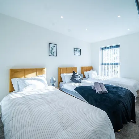 Modern 4-bedroom Townhouse In Gated Community Near Leeds Centre *