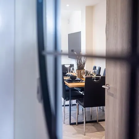 Modern 4-bedroom Townhouse In Gated Community Near Leeds Centre Apartment *