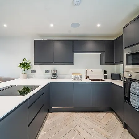 Modern 4-bedroom Townhouse In Gated Community Near Leeds Centre *
