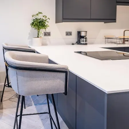 Modern 4-bedroom Townhouse In Gated Community Near Leeds Centre Apartment *