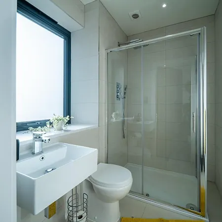 Modern 4-bedroom Townhouse In Gated Community Near Leeds Centre *