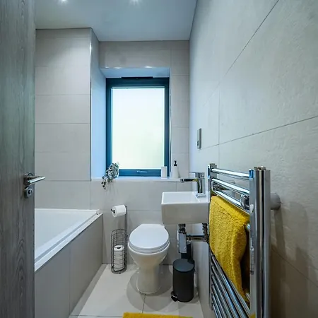 Modern 4-bedroom Townhouse In Gated Community Near Leeds Centre Apartment *