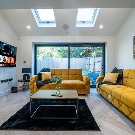 Modern 4-bedroom Townhouse In Gated Community Near Leeds Centre Apartment Leeds (West Yorkshire)