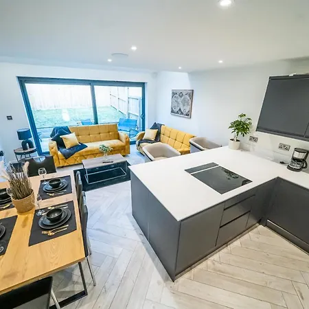 Modern 4-bedroom Townhouse In Gated Community Near Leeds Centre Leeds (West Yorkshire)