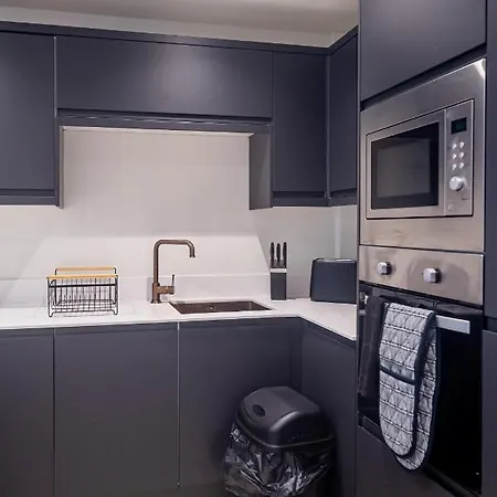 Modern 4-bedroom Townhouse In Gated Community Near Leeds Centre Apartment