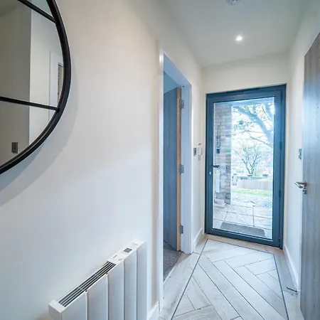 Apartment Modern 4-bedroom Townhouse In Gated Community Near Leeds Centre *