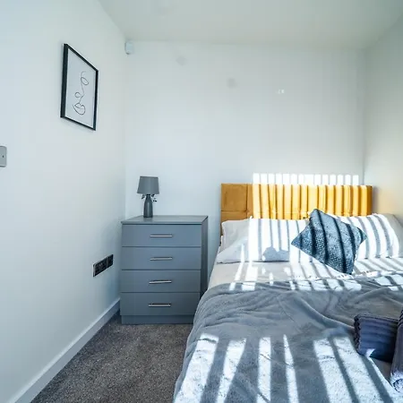 Modern 4-bedroom Townhouse In Gated Community Near Leeds Centre *