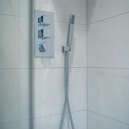 Modern 4-bedroom Townhouse In Gated Community Near Leeds Centre Leeds (West Yorkshire)