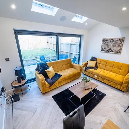 Apartment Modern 4-bedroom Townhouse In Gated Community Near Leeds Centre *