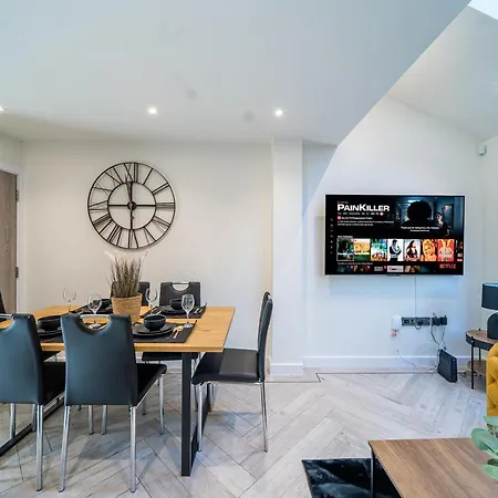 Modern 4-bedroom Townhouse In Gated Community Near Leeds Centre *