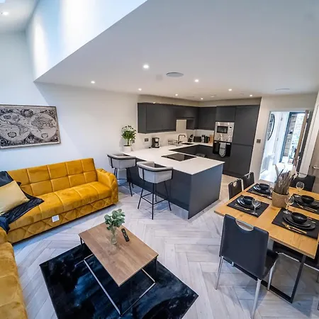 Modern 4-bedroom Townhouse In Gated Community Near Leeds Centre Apartment *