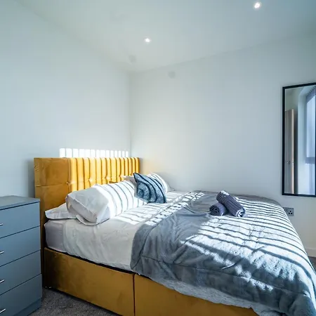 Apartment Modern 4-bedroom Townhouse In Gated Community Near Leeds Centre