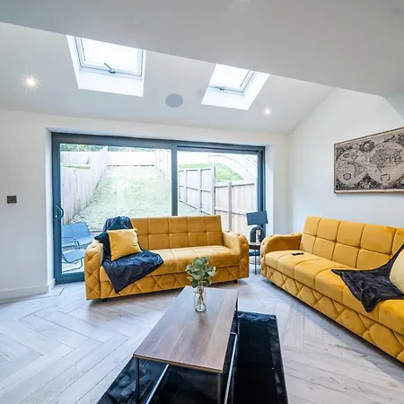 Modern 4-bedroom Townhouse In Gated Community Near Leeds Centre Leeds (West Yorkshire)